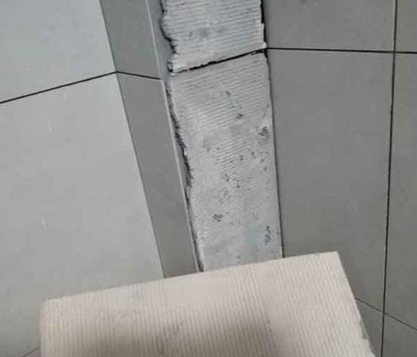 呼伦贝尔瓷砖空鼓维修公司分享下厨房瓷砖脱落的补救措施。